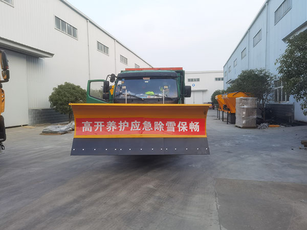黑龍江某地凈藍機械3.5米除雪鏟協同除雪案例